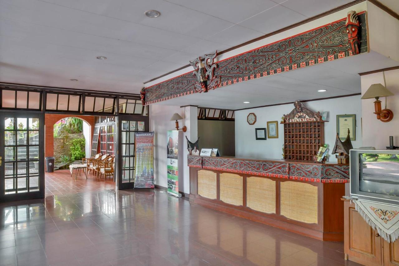 Silintong Hotel Ambarita Exterior photo