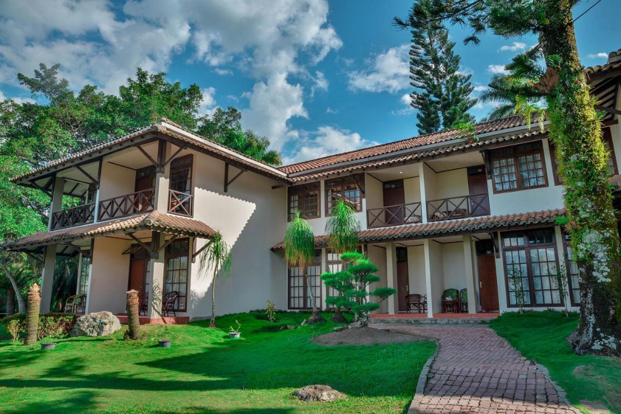 Silintong Hotel Ambarita Exterior photo