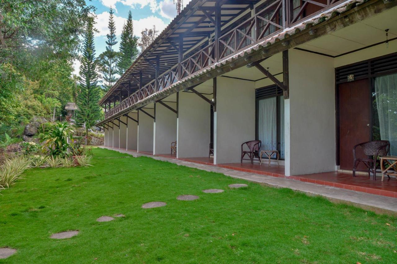 Silintong Hotel Ambarita Exterior photo