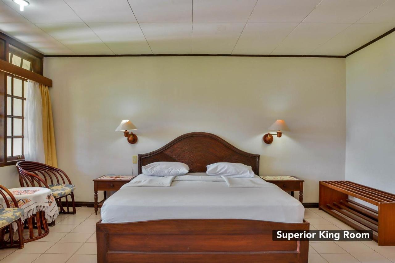 Silintong Hotel Ambarita Exterior photo