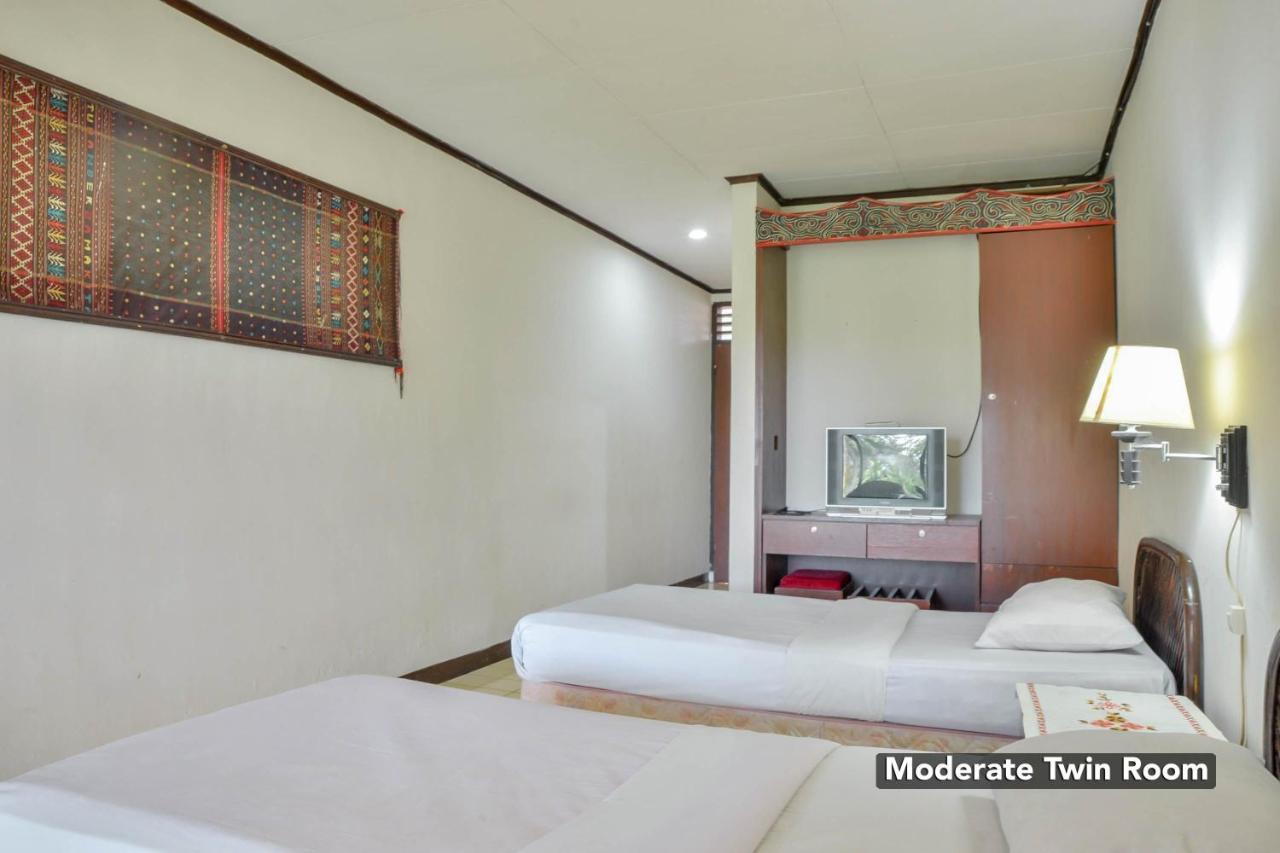 Silintong Hotel Ambarita Exterior photo