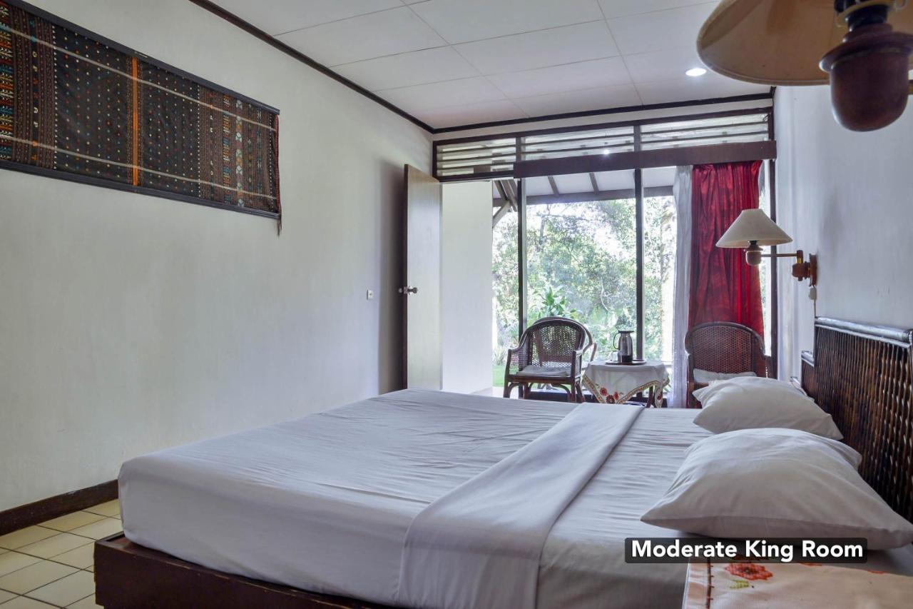 Silintong Hotel Ambarita Exterior photo