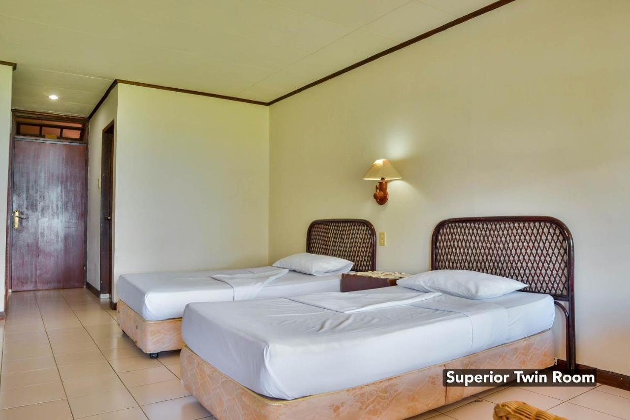 Silintong Hotel Ambarita Exterior photo