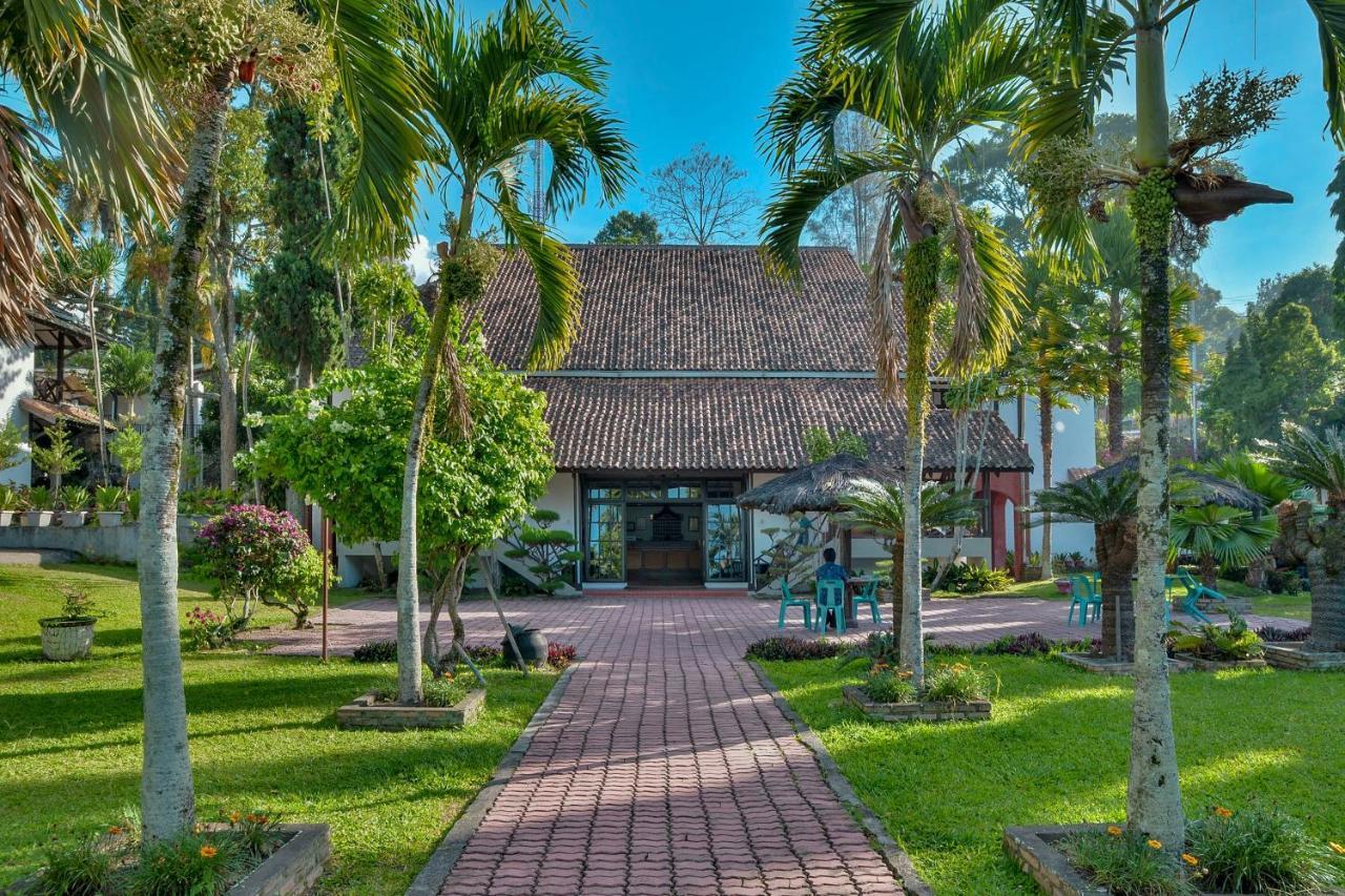 Silintong Hotel Ambarita Exterior photo