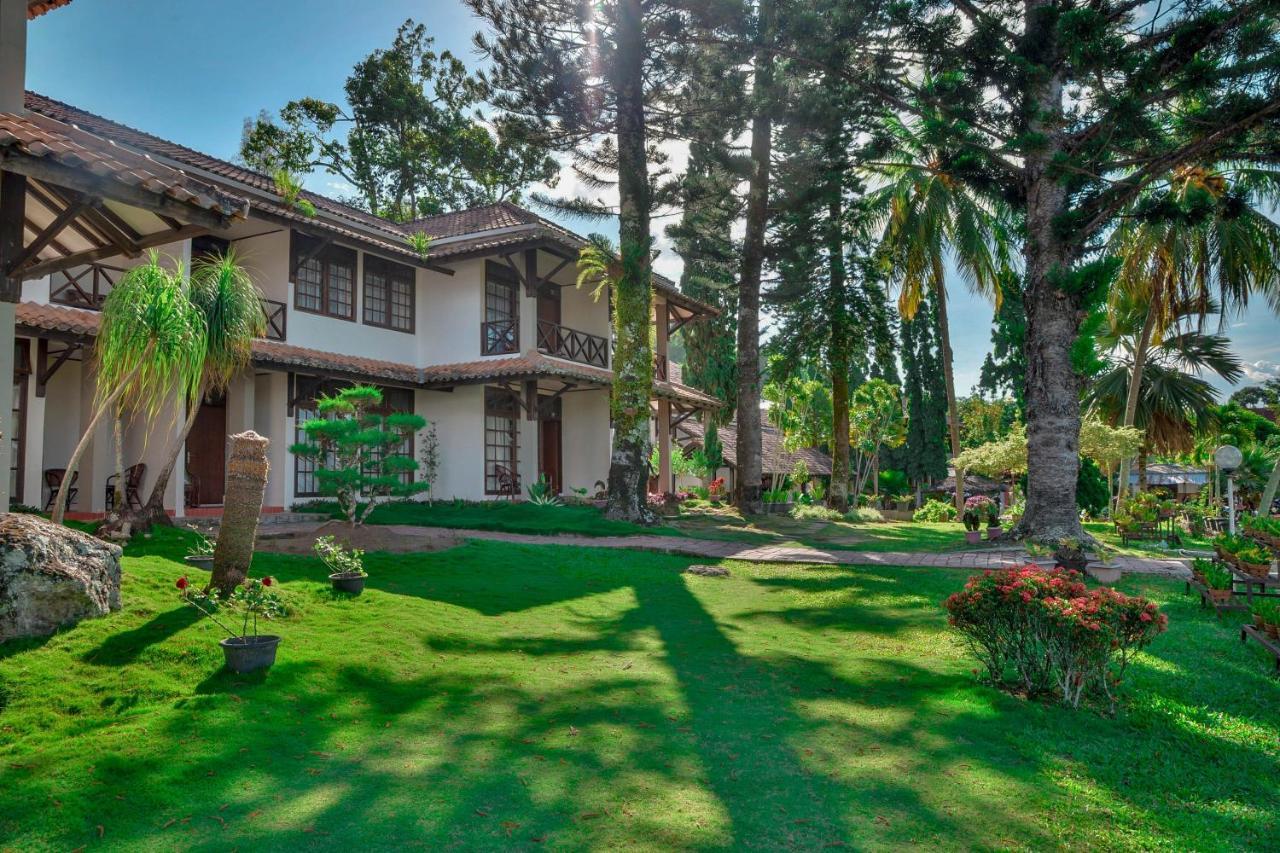 Silintong Hotel Ambarita Exterior photo
