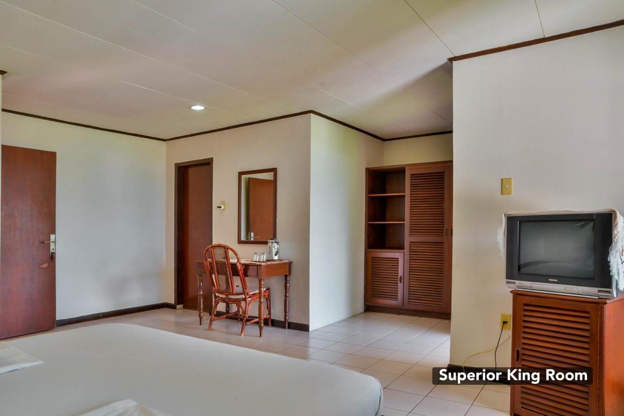 Silintong Hotel Ambarita Exterior photo