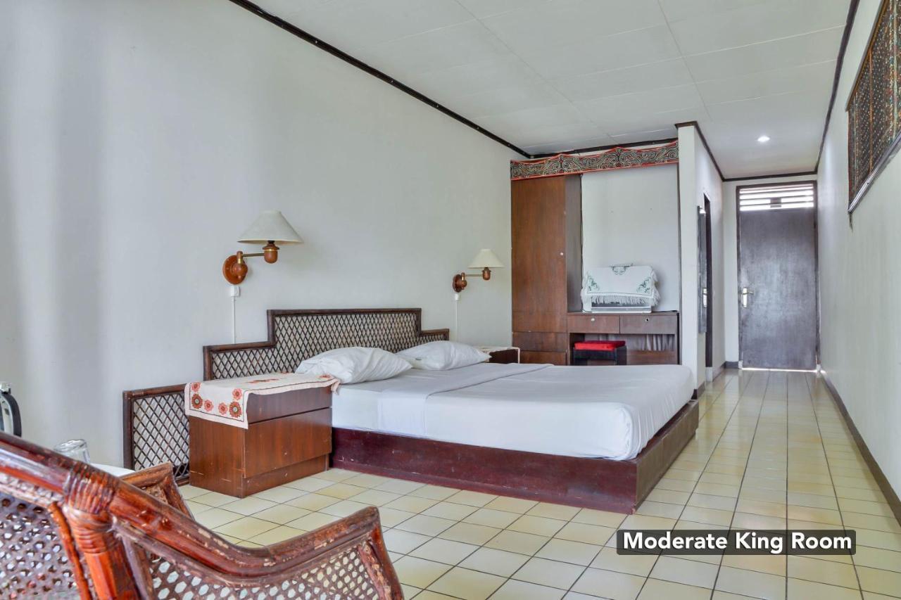 Silintong Hotel Ambarita Exterior photo