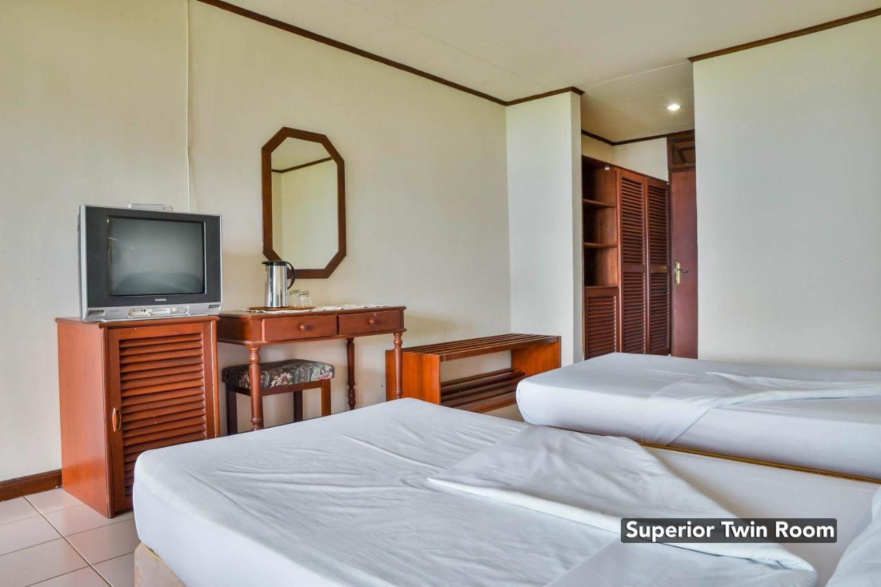 Silintong Hotel Ambarita Exterior photo