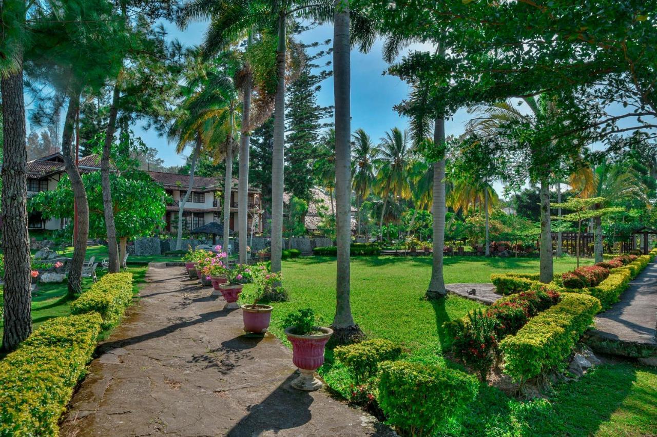 Silintong Hotel Ambarita Exterior photo