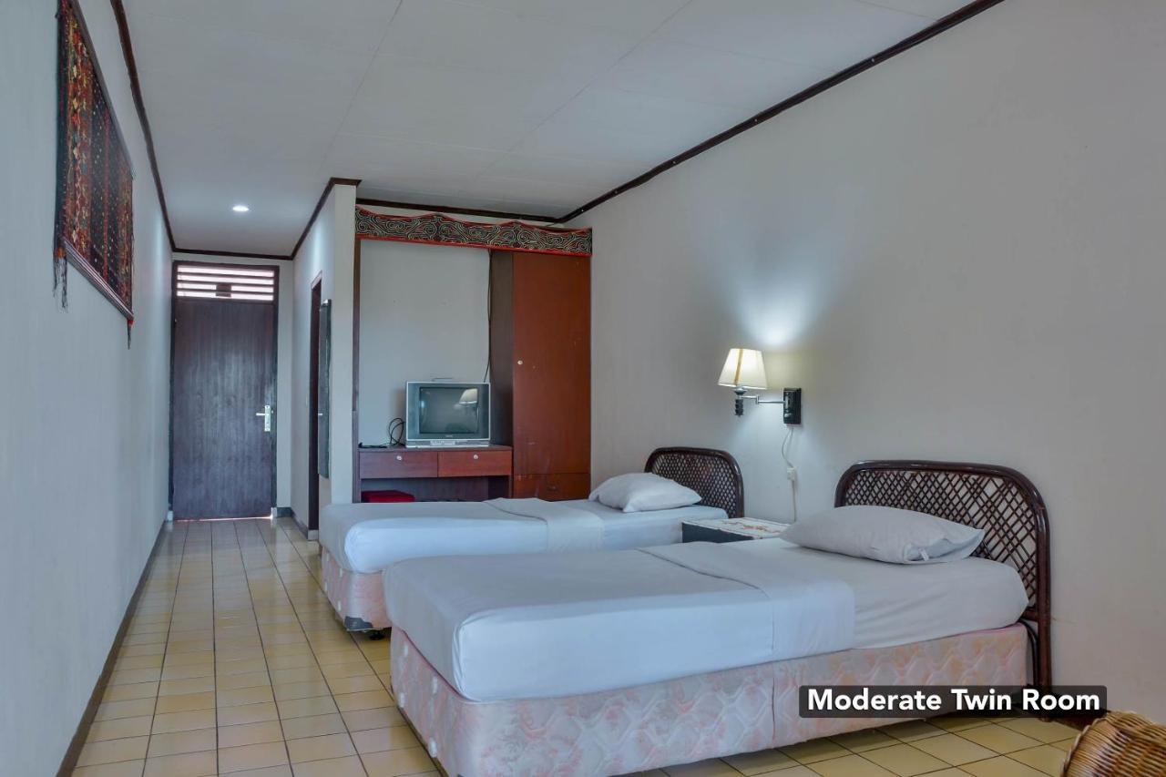 Silintong Hotel Ambarita Exterior photo