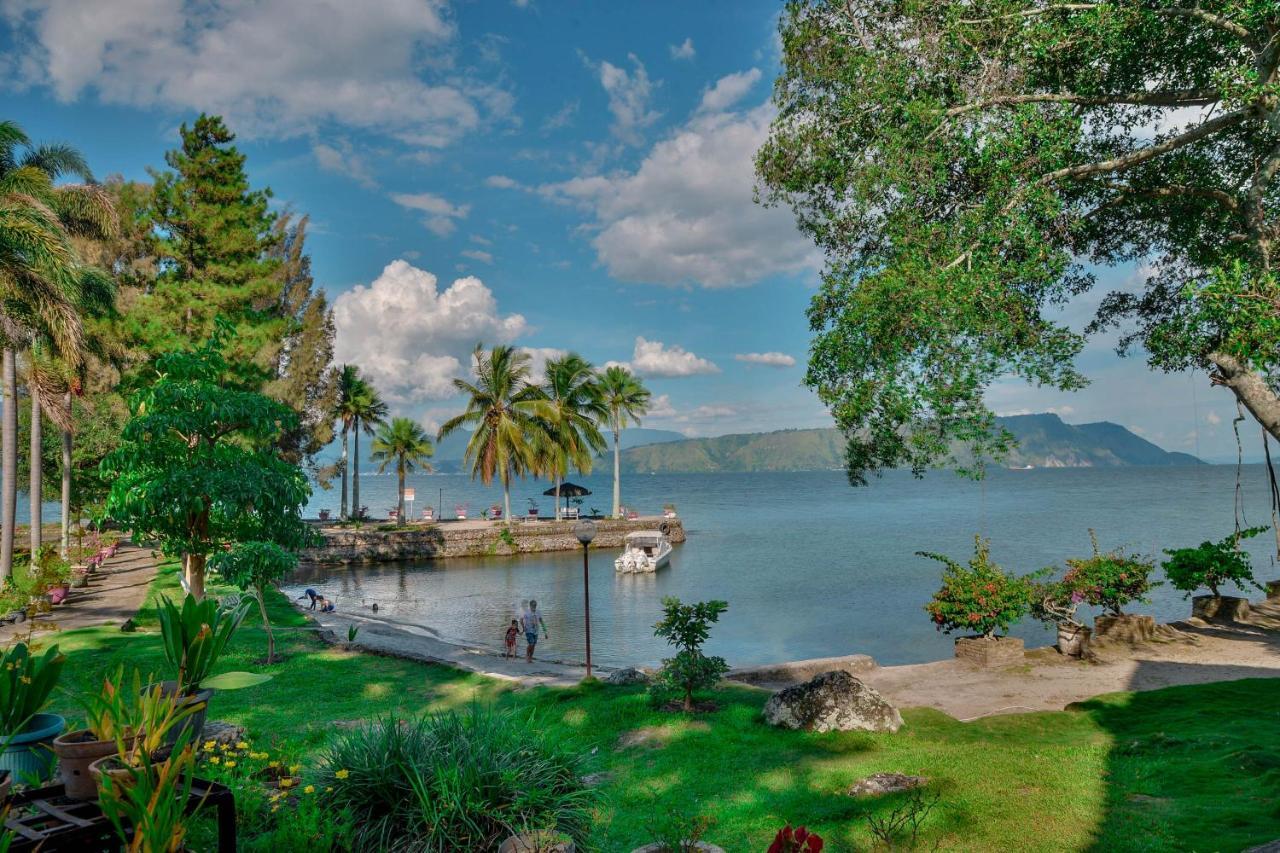Silintong Hotel Ambarita Exterior photo